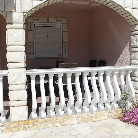 Almond Apartment Vir