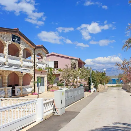 Apartament Almond Vir